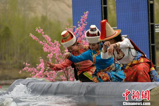 青海贵德黄河文化旅游节启幕美花美景共吸睛