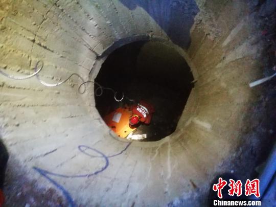 辽宁鞍山7旬老太不慎坠井消防“滑行”营救至地面