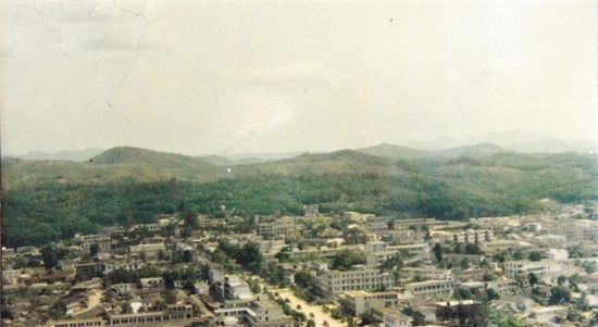  1986年，从百花岭上俯瞰琼中县城全貌。 受访者提供