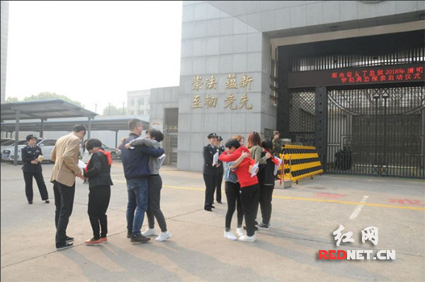 湖南省女子监狱门口与家属相拥而泣的服刑人员.