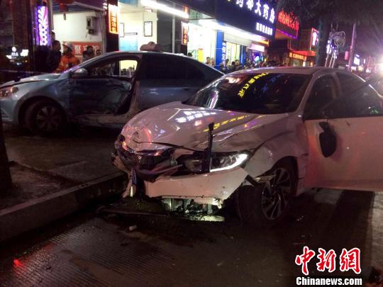 广西河池一轿车闹市街头撞飞8辆电动车伤7人