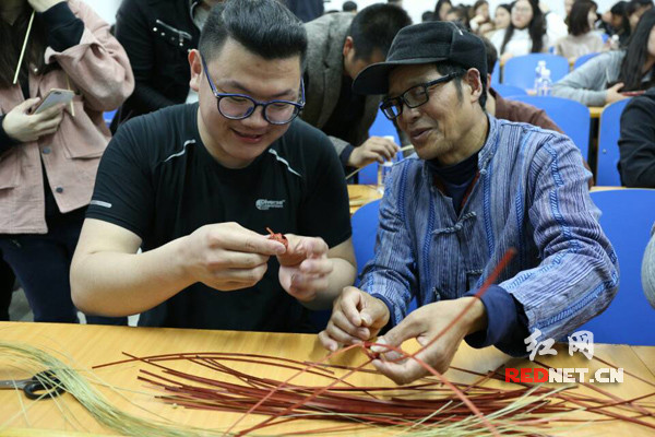 将艺术创意融入精准扶贫 湘潭大学让传统工艺