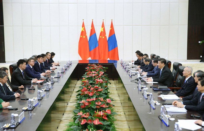 4月10日，国家主席习近平在海南省博鳌国宾馆会见蒙古国总理呼日勒苏赫。 新华社记者 姚大伟 摄
