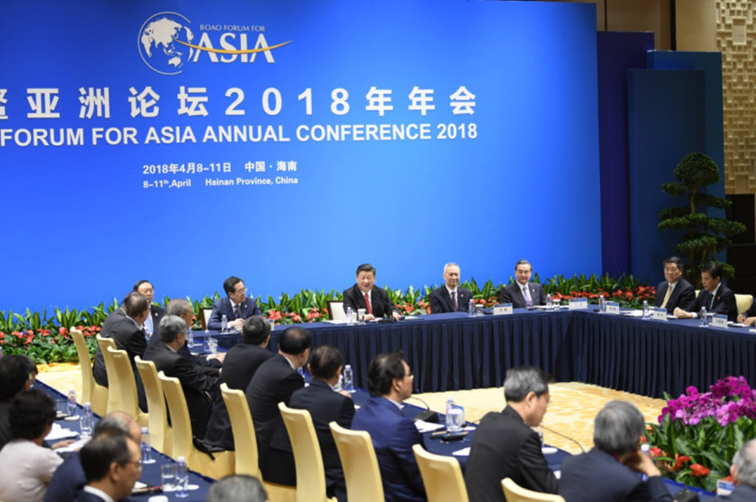 4月11日，国家主席习近平在海南省博鳌同出席博鳌亚洲论坛2018年年会的中外企业家代表座谈。新华社记者 李学仁摄