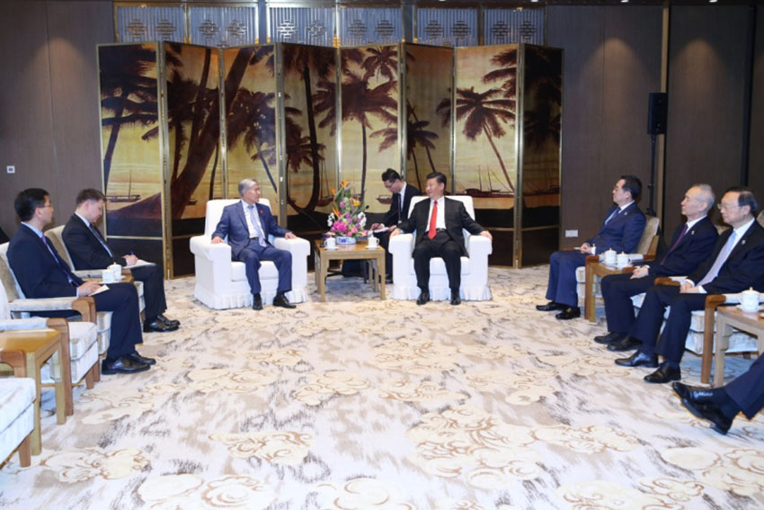 4月11日，国家主席习近平在海南省博鳌国宾馆会见来华出席博鳌亚洲论坛2018年年会的吉尔吉斯斯坦前总统阿坦巴耶夫。 新华社记者 姚大伟摄