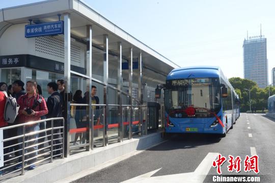 上海首条BRT正式通车“零污染、零排放”快速充电