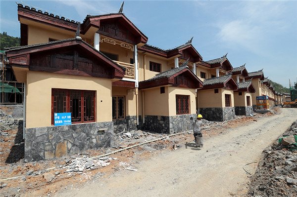 龙晓华:扎实打好高质量精准脱贫攻坚战