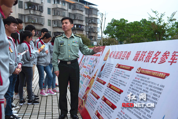 （图片新闻）征兵宣传进校园