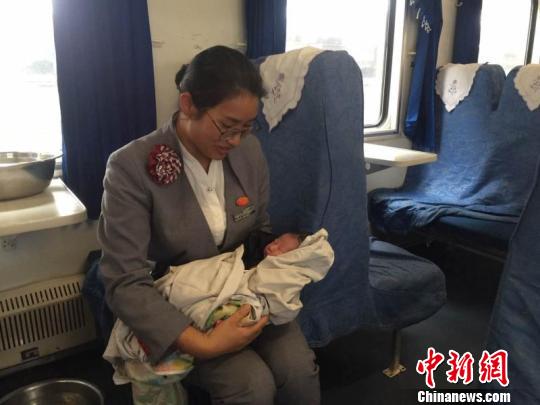 孕妇火车上产下女婴幸得工作人员与旅客帮忙救治