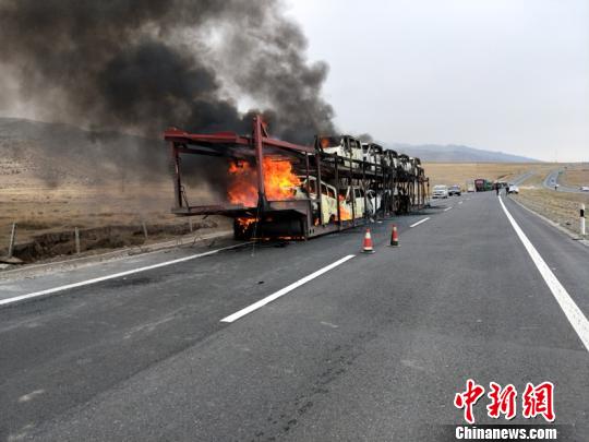 货车运输途中起火所载10辆新车被烧成铁壳（图）