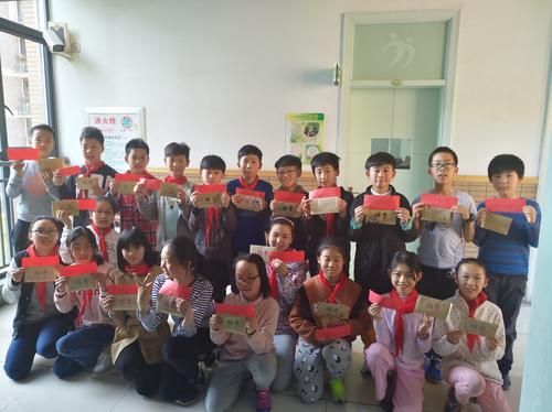 语文老师为鼓励孩子写周记推出班刊：录用可拿稿费