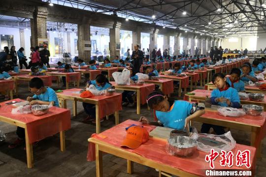 甘肃平川陶瓷小镇开园民众与大咖体验陶艺乐趣