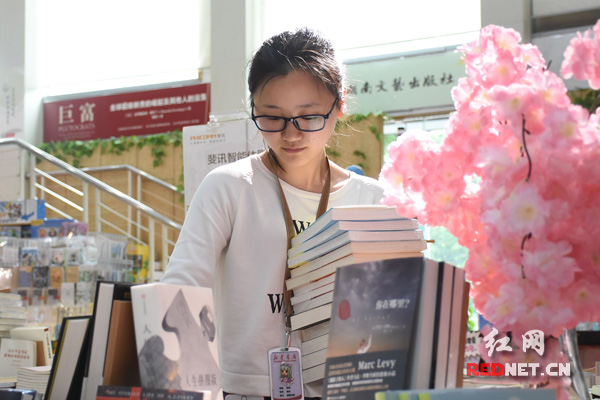 "智慧"的手,每天整理书籍30几次—图书管理员刘美慧.