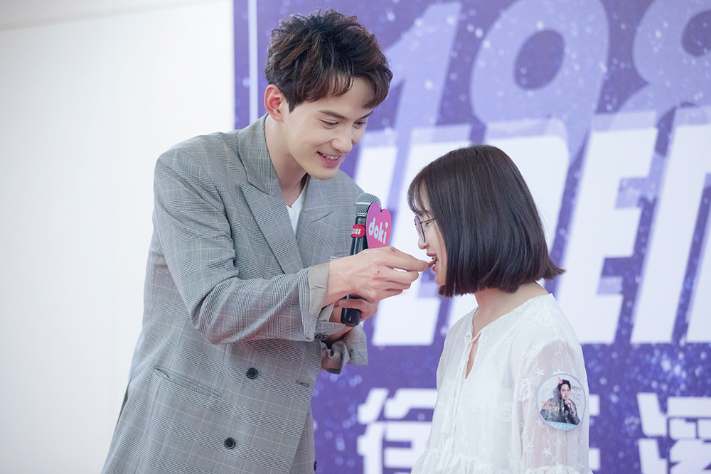 徐正溪喂粉丝吃梅子.jpg