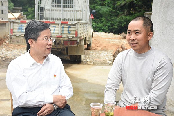 上党课访民情 瞿海赴安化县贫困村开展主题党