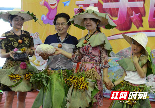 宁乡举办亲子时装秀活动 蔬菜水果变身原生态创意服饰