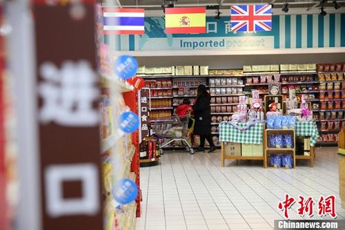 资料图：民众在超市选购进口食品。 中新社记者 张云 摄