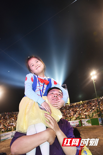 安化:斗牛+杂技+歌舞 云台山无人入睡