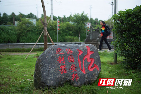 蓝山：法治宣传进广场（图）