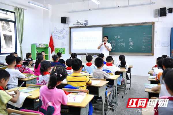 湖南省儿童医院眼科专家团队走进小学宣讲爱眼