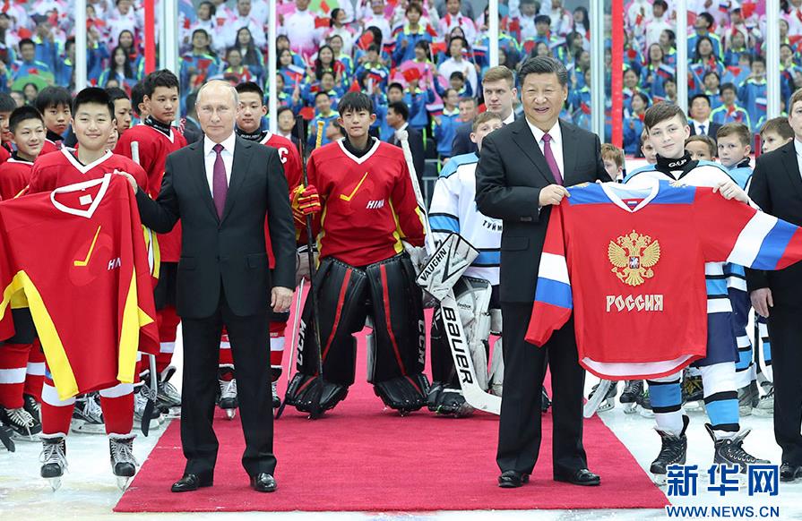 6月8日晚，国家主席习近平同俄罗斯总统普京在天津体育馆共同观看中俄青少年冰球友谊赛。两国元首同小队员们亲切交谈、合影，并共同为比赛开球。新华社记者 庞兴雷 摄