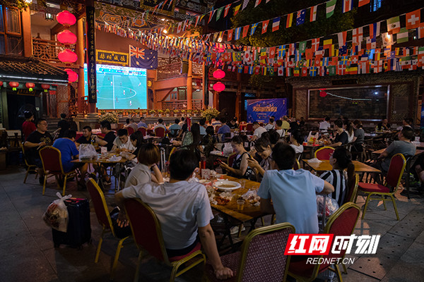 长沙夏夜:龙虾啤酒 再加一杯叫“世界杯”的荷尔蒙
