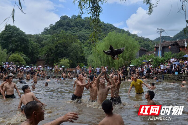 江永瑶民泥塘狂欢庆佳节（组图）