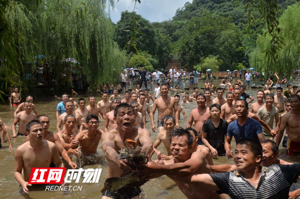 江永瑶民泥塘狂欢庆佳节（组图）