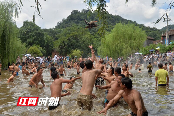 江永瑶民泥塘狂欢庆佳节（组图）