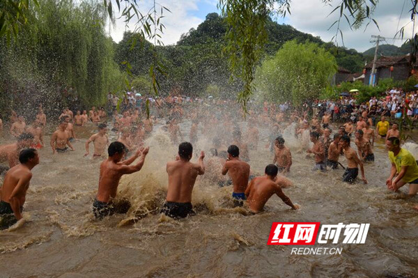 江永瑶民泥塘狂欢庆佳节（组图）