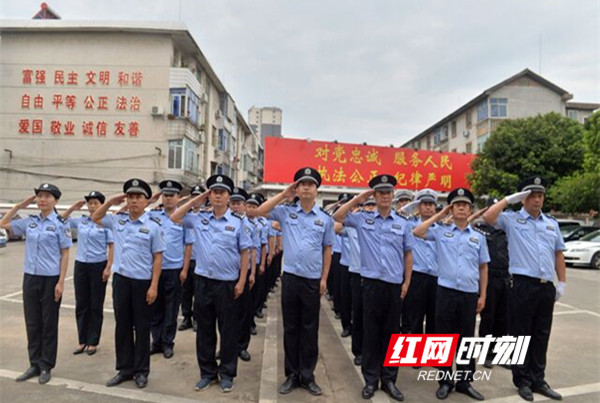 江永县公安局举行迎“七一”升国旗仪式