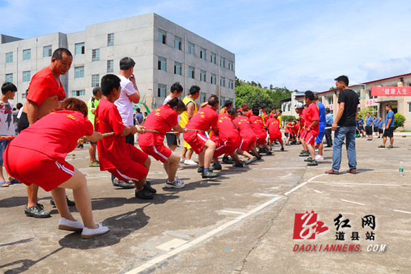 道县蚣坝镇举行庆“七.一”暨创市级文明镇拔河比赛