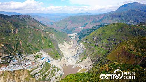 航拍乌东德水电站枢纽工程全景。(房成 摄)
