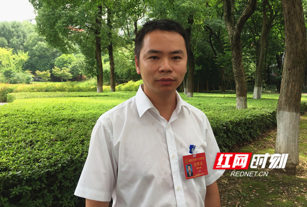 褪去工装，换上正装的湖南省工会十六大代表雷胜银。