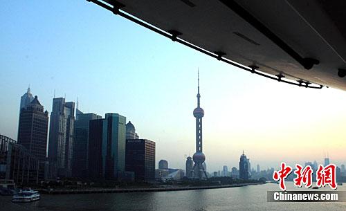 2日晚间，上海市发布政策，限制企业购买住房。中新社记者 潘索菲 摄