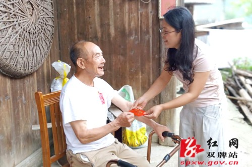 亮身份践承诺当先锋：县委宣传部党支部在阳明山村开展主题党日活动