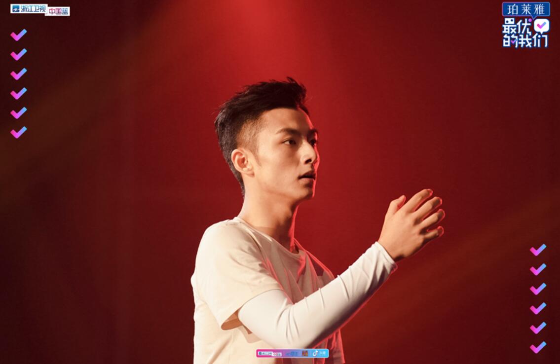 优我少年龙泓昊 舞蹈实力深厚.jpg