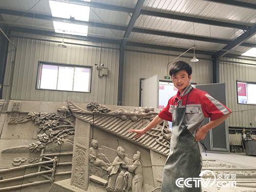 郭宏杰在学习如何雕刻人物。