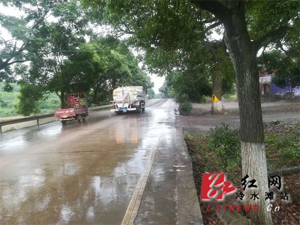 冷水滩区：雨后洗路抑浮尘 公路局为国道“洗脸” 