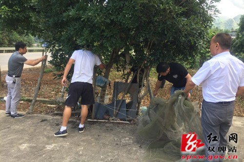 双牌县国土局清除驻点村存量垃圾 改善人居环境