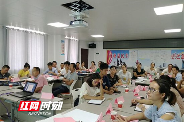江华：搭上电商快车 奔向脱贫致富路