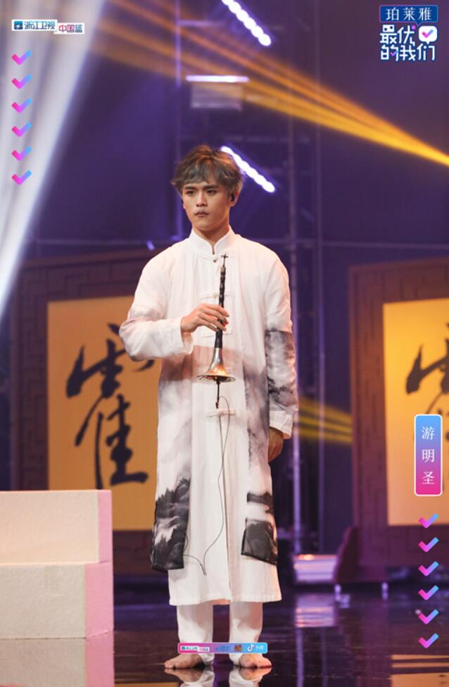 民间音乐达人游明圣与优我少年队同台表演.jpg