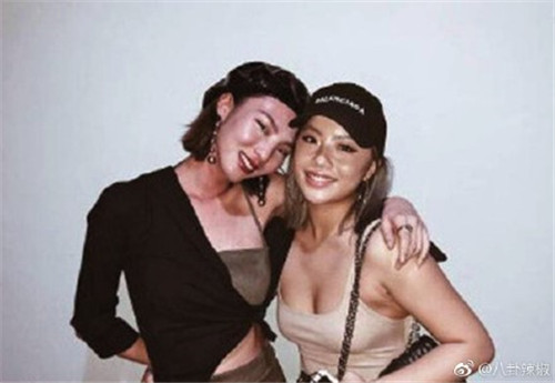 对比如今的热依娜，可能王菊真的错失了机会