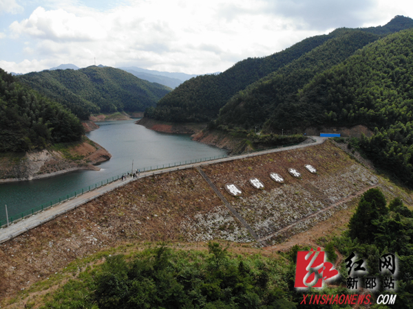 新邵县政协组织视察枫树坑饮水工程