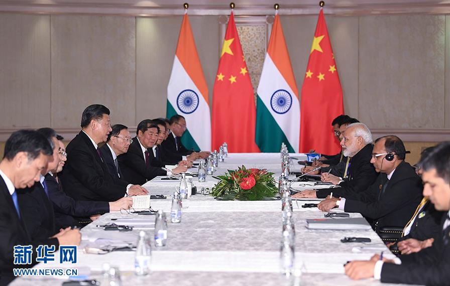 7月26日，国家主席习近平在南非约翰内斯堡会见印度总理莫迪。 新华社记者 燕雁 摄
