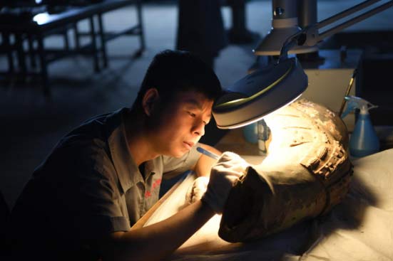秦始皇帝陵博物院研究员正在进行兵马俑修复