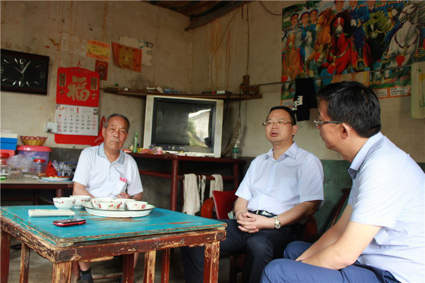 郭力夫、谈文昌走访慰问老党员和困难党员