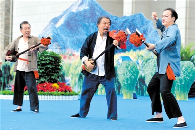 表演艺术家尚铁龙（中）与两位宁夏小曲非遗传承人共同表演宁夏坐唱《喜鹊唱红了贺兰山》。
