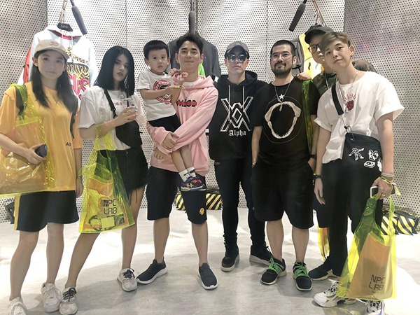 李晨nic潘玮柏上海签售 潮牌十周年将办演唱会