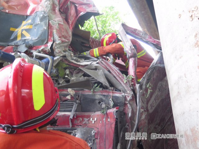 岳临高速货车坠桥1人被困 衡阳消防紧急救援